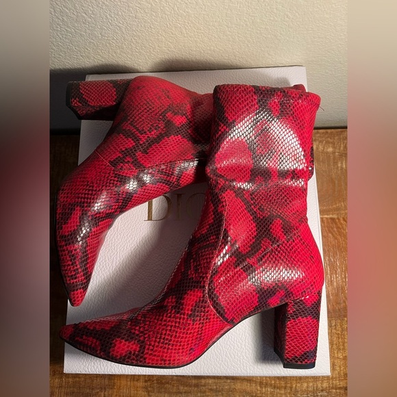 STUART WEITZMAN Women's Red Snake Print Boots size 7 1/2 ♥️💋